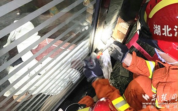 又見旋轉門夾人消防拆門解圍，論述安全使用旋轉門與責任險重要性