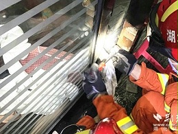 又見旋轉(zhuǎn)門夾人消防拆門解圍，論述安全使用旋轉(zhuǎn)門與責(zé)任險(xiǎn)重要性