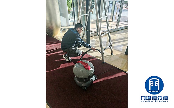 酒店門面煥新術(shù)之旋轉(zhuǎn)門保養(yǎng)工作紀實