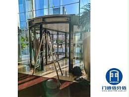 酒店門面煥新術(shù)之旋轉(zhuǎn)門保養(yǎng)工作紀(jì)實