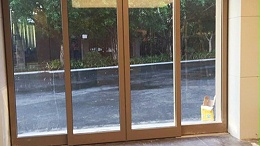 如何進(jìn)行自動(dòng)門(mén)保養(yǎng)？北京自動(dòng)門(mén)維修師傅講解旋轉(zhuǎn)門(mén)保養(yǎng)方法