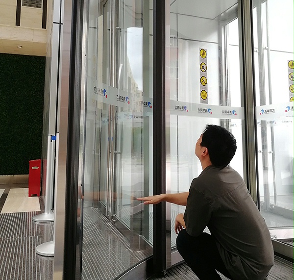 門道佰分佰旋轉(zhuǎn)門維修師傅檢查損壞位置