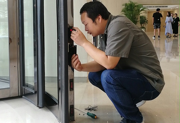 門道佰分佰自動門維修師傅，進行自動門維修