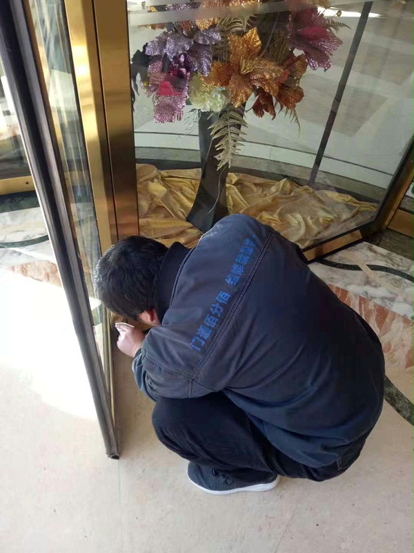 門道佰分佰自動門維修師傅進行旋轉門保養