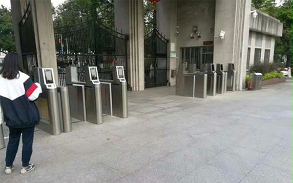 校園人臉識別閘機