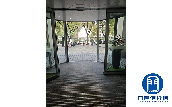 案例揭秘：多瑪凱拔旋轉門保養之道