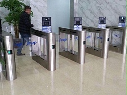 工廠與小區人臉識別擺閘門禁系統對比