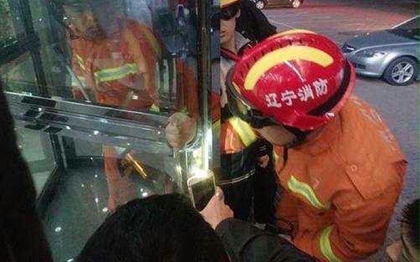 遼寧自動旋轉門夾人事故