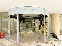 北京酒店新裝旋轉(zhuǎn)門，現(xiàn)場圍觀