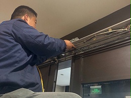 自動(dòng)門中間掛件異響，更換掛件維修