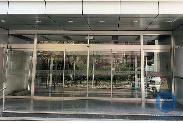 門道佰分佰技術人員完成平移門配件維修