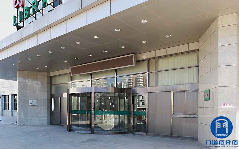 首都師范大學(xué)旋轉(zhuǎn)門保養(yǎng)清潔美化維修服務(wù)案例