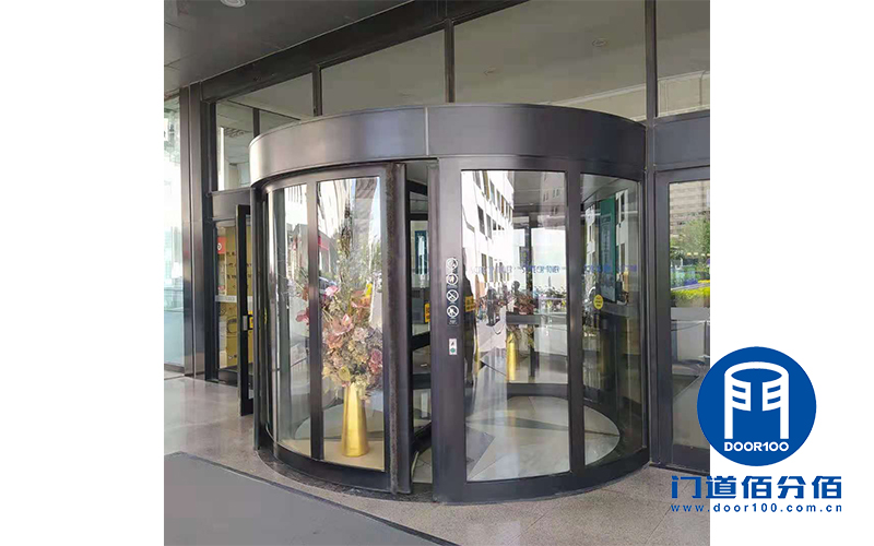 KBB自動旋轉門除塵維護過程