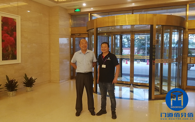 維修技術(shù)人員與客戶合影