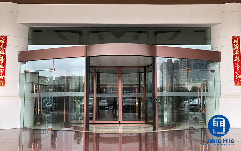 提升性能：旋轉門軌道翻軌與安全升級案例1