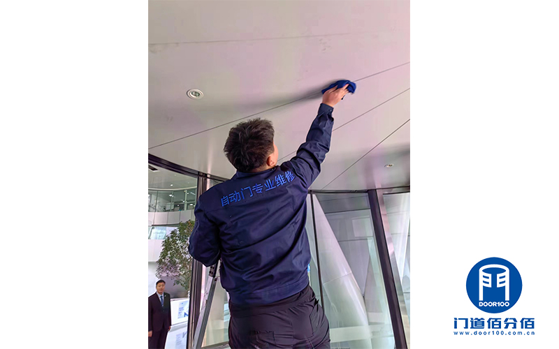北京某公司辦公樓自動旋轉門中間平移門維修服務