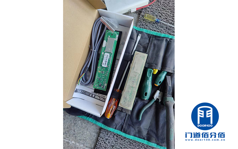 國家電網辦公樓自動兩翼旋轉門防夾傳感器維修更換案例