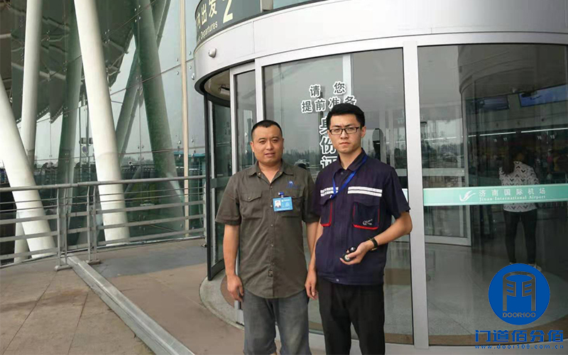 山東某機場弧形自動門保養服務后與客戶合影