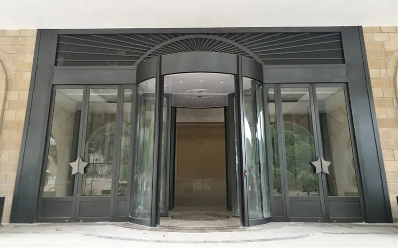 旋轉門外飾工藝中的氟碳噴涂介紹