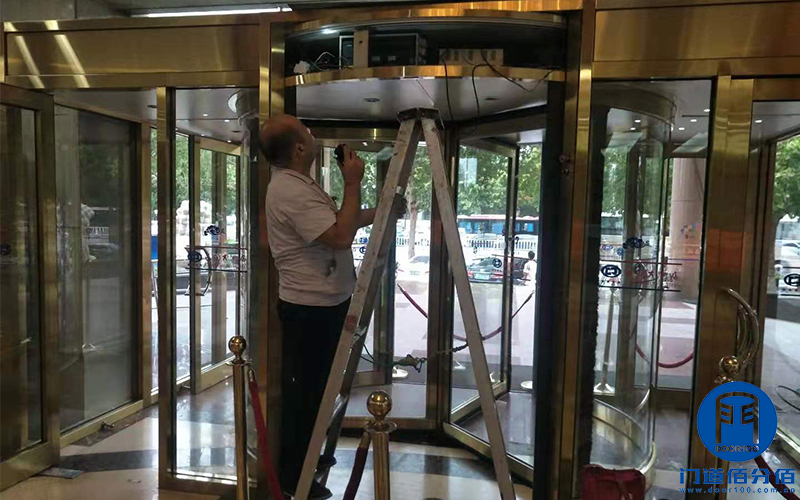 山東聊城某酒店自動三翼旋轉門維修