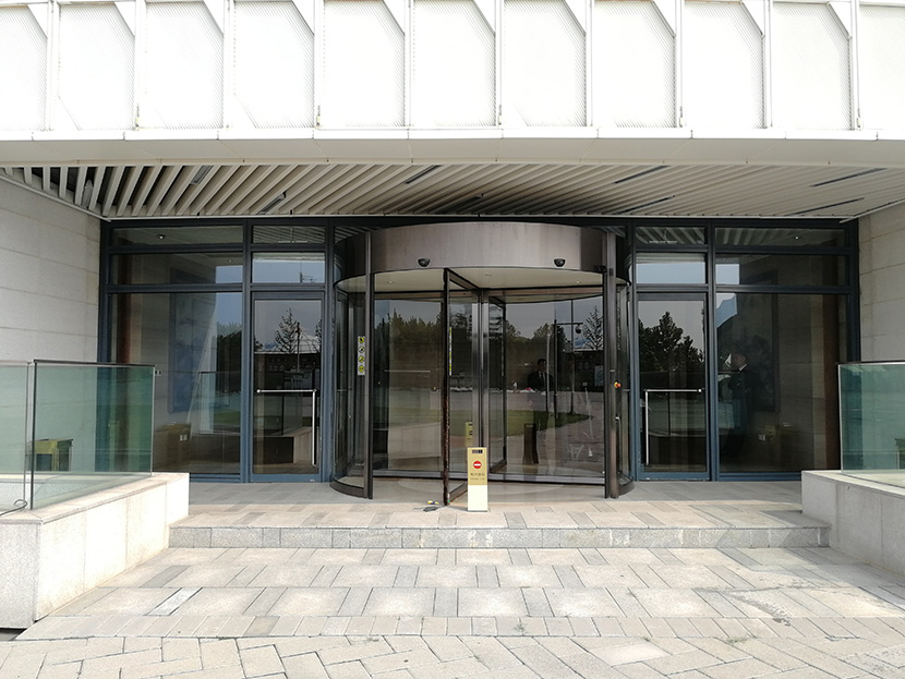 北京麗維賽德酒店自動旋轉門維修服務案例