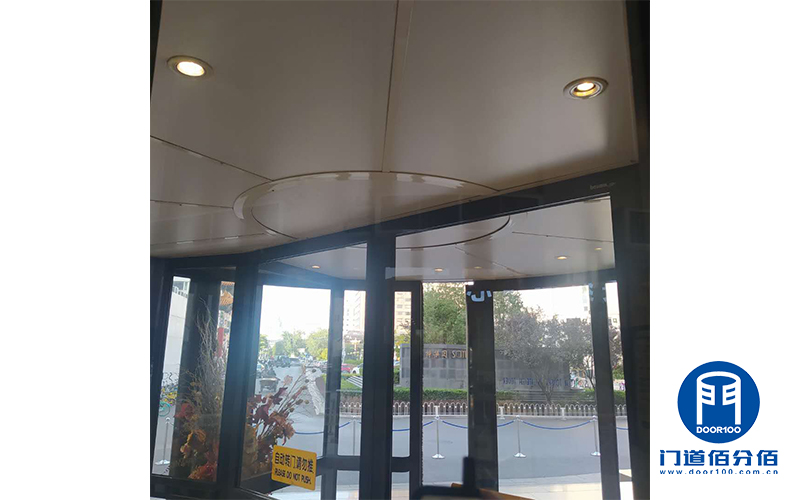 寫字樓旋轉(zhuǎn)電動(dòng)門內(nèi)部外部整個(gè)保養(yǎng)示例之照明檢查保養(yǎng)