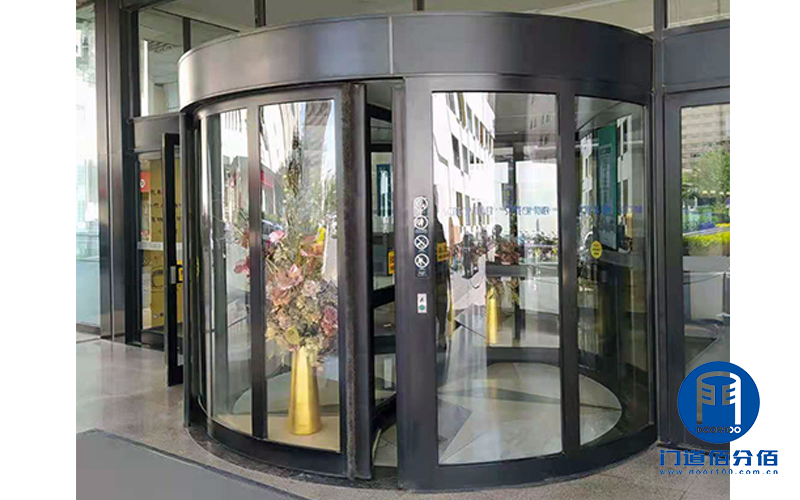 寫字樓旋轉(zhuǎn)電動(dòng)門內(nèi)部外部整個(gè)保養(yǎng)示例