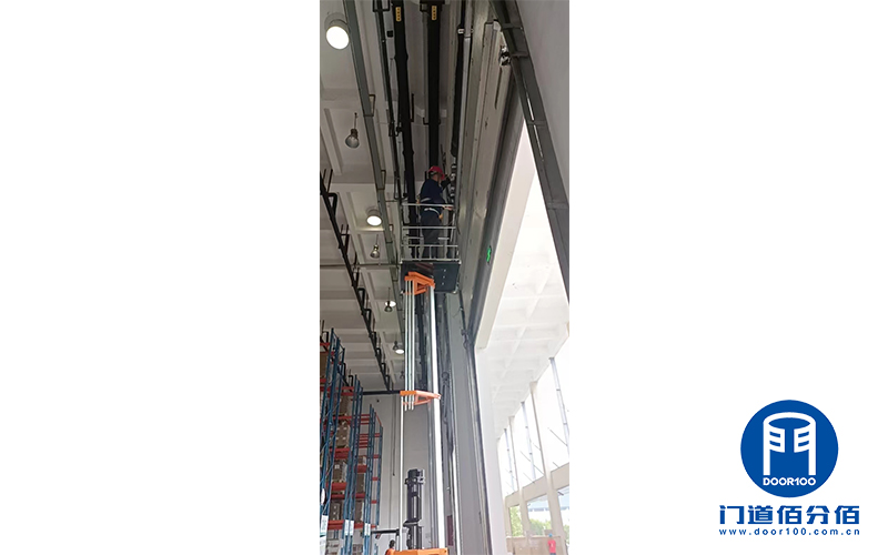 移動公司倉庫提升門保養(yǎng)案例3