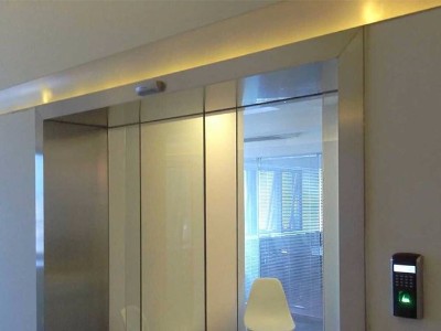 門禁控制器是如何安裝到自動門上的？門道佰分佰帶您來揭秘