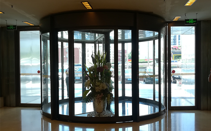 安裝完畢的旋轉門