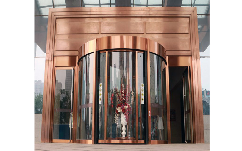 門區換新顏：旋轉門展箱裝飾與清潔