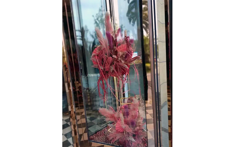 門區換新顏：旋轉門展箱裝飾與清潔