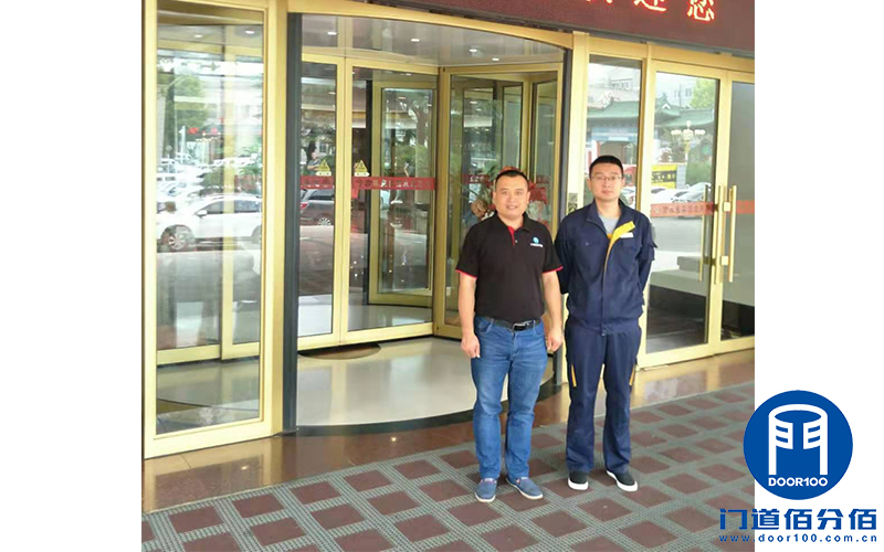 自動旋轉(zhuǎn)門保養(yǎng)完成后與客戶負(fù)責(zé)人合影