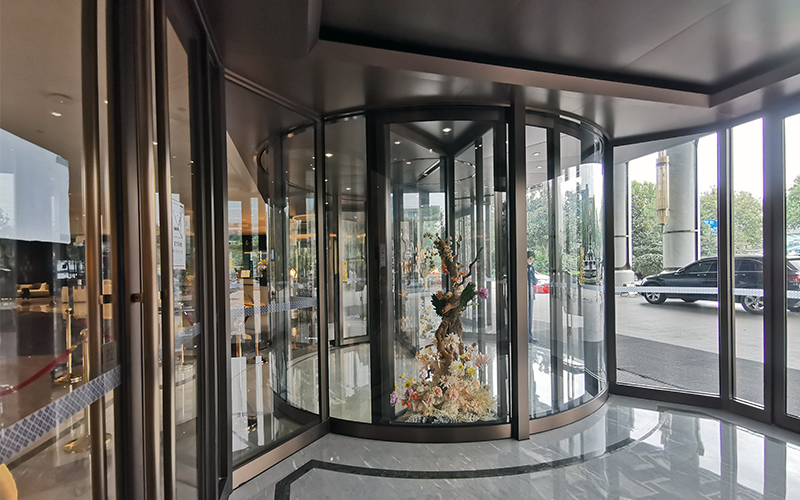 物業(yè)如何應對冬季使用旋轉門的各方面挑戰(zhàn)