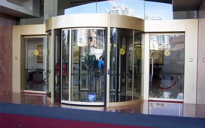 物業(yè)如何應對冬季使用旋轉門的各方面挑戰(zhàn)